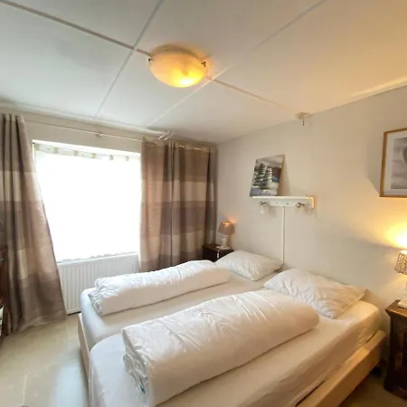 Op 't Landtweg 37 아파트 칼란트소그